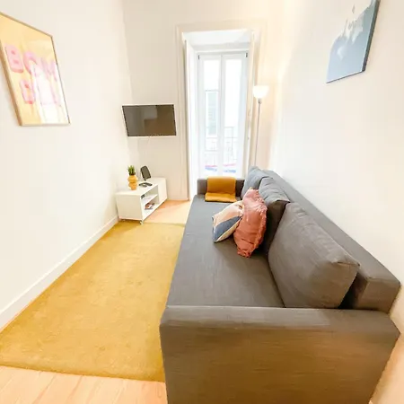 Charming Santos With Patio Appartamento Lisbona