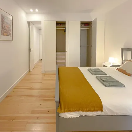 Charming Santos With Patio Appartamento Lisbona