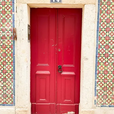 Lisbon Charming Santos Apartment With Patio Lisboa